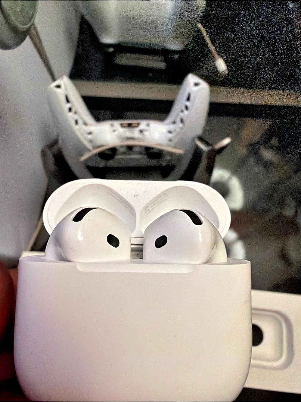 Apple AirPods 4 Wireless Earbuds Like New